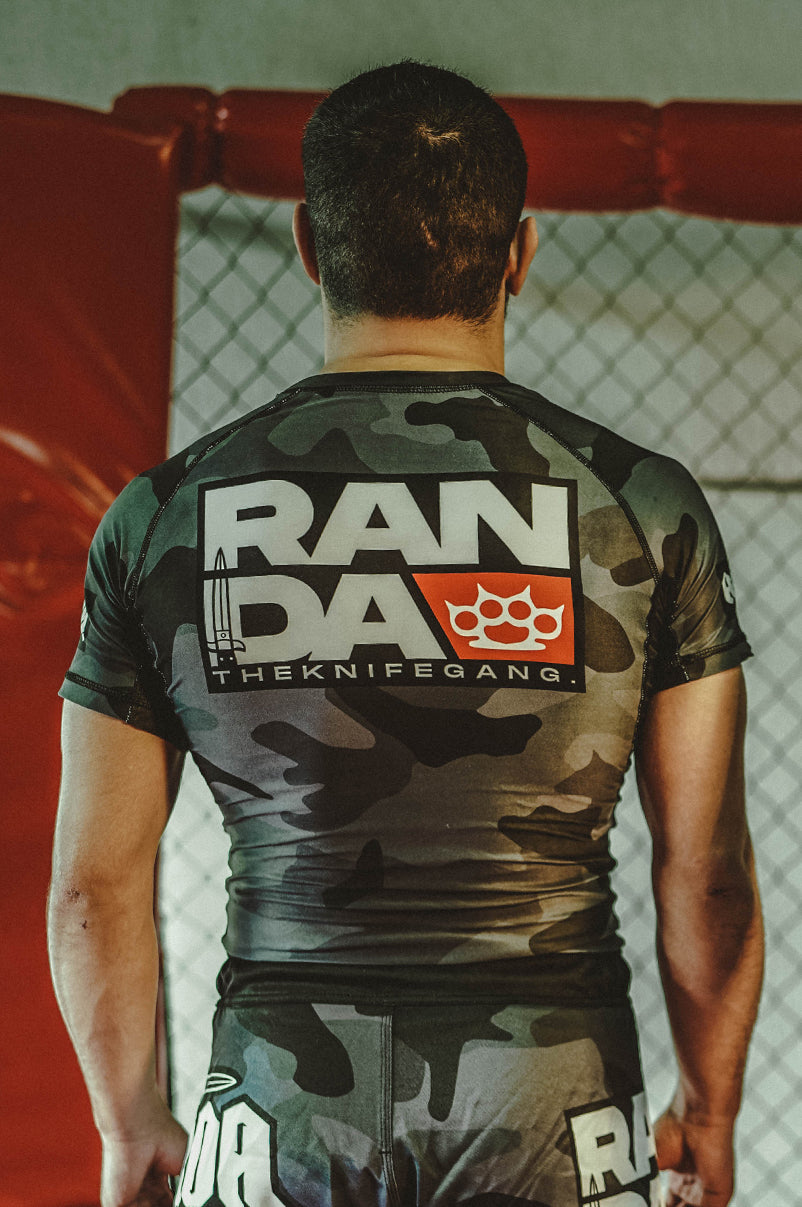 THE KNIFE GANG RASHGUARD [BLACKCAMO & RED]