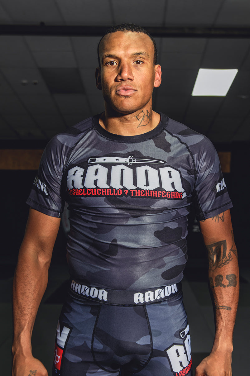 THE KNIFE GANG RASHGUARD [BLACKCAMO & RED]